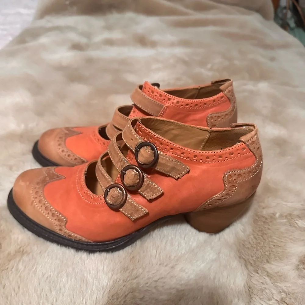 Fluevog East end kitcheners in peach. Size 8